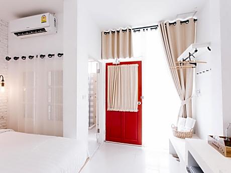 Superior Hot Deal with One Breakfast