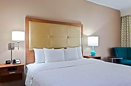 One-Bedroom Queen Suite with Balcony and Kitchen