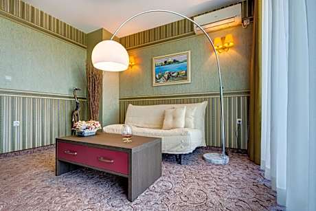 One-Bedroom Suite with Sea View