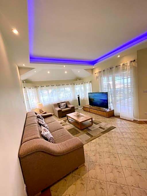 Villa Aglaia mit Pool, Garten und Palmen