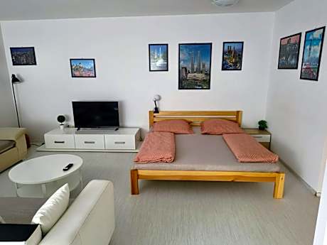 Martin City Stay - Elegant Apartment with Private Parking