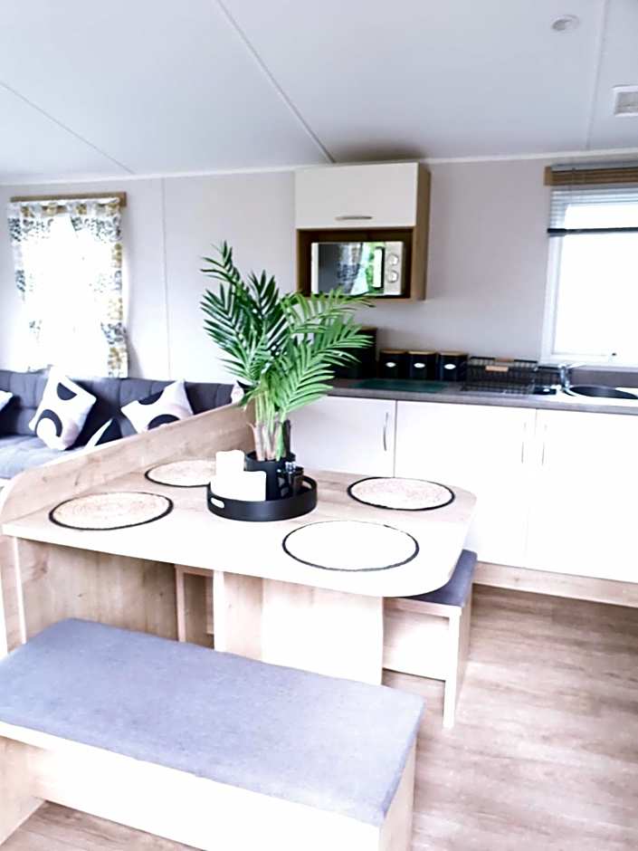 16 anglers acre luxury hot tub break tattershall lakes