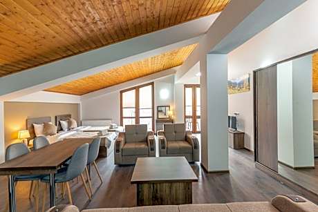 Apartment with Mountain View