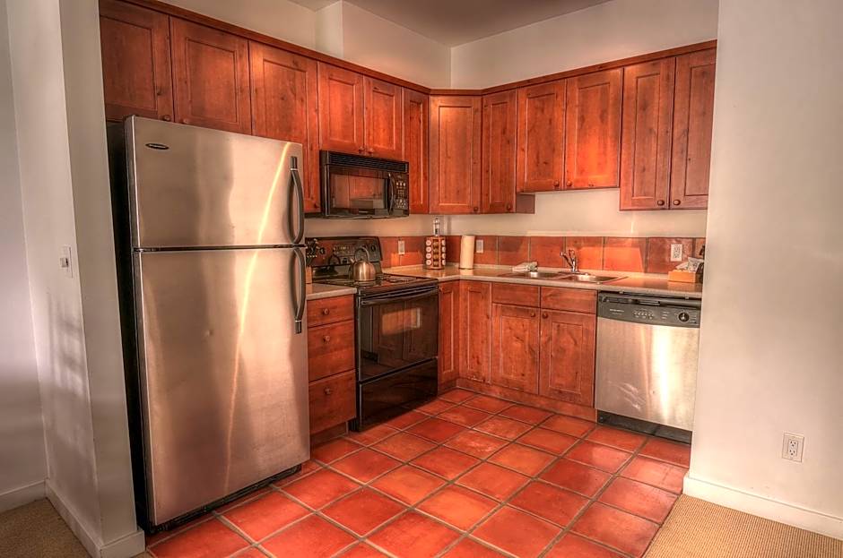 Waters Edge Shoreside Suites