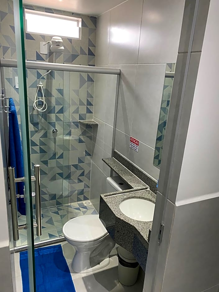 Suíte com banheiro privativo em Pousada recém construída,a 1km da feira da Sulanca