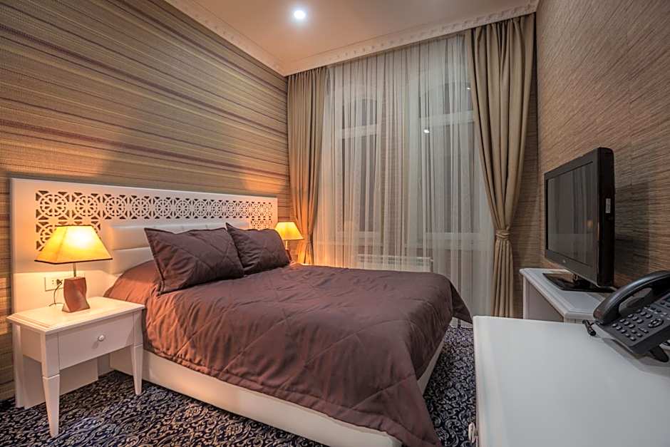 Premier Old Gates Hotel