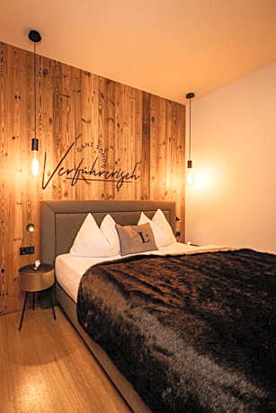 Three-Bedroom Suite with 2 Bathrooms and Terrace