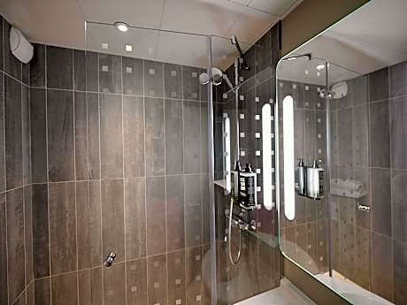 Standard room with 1 double and 3 single beds