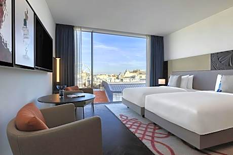 Contemporary Twin Room with Two Twin Beds and Street View