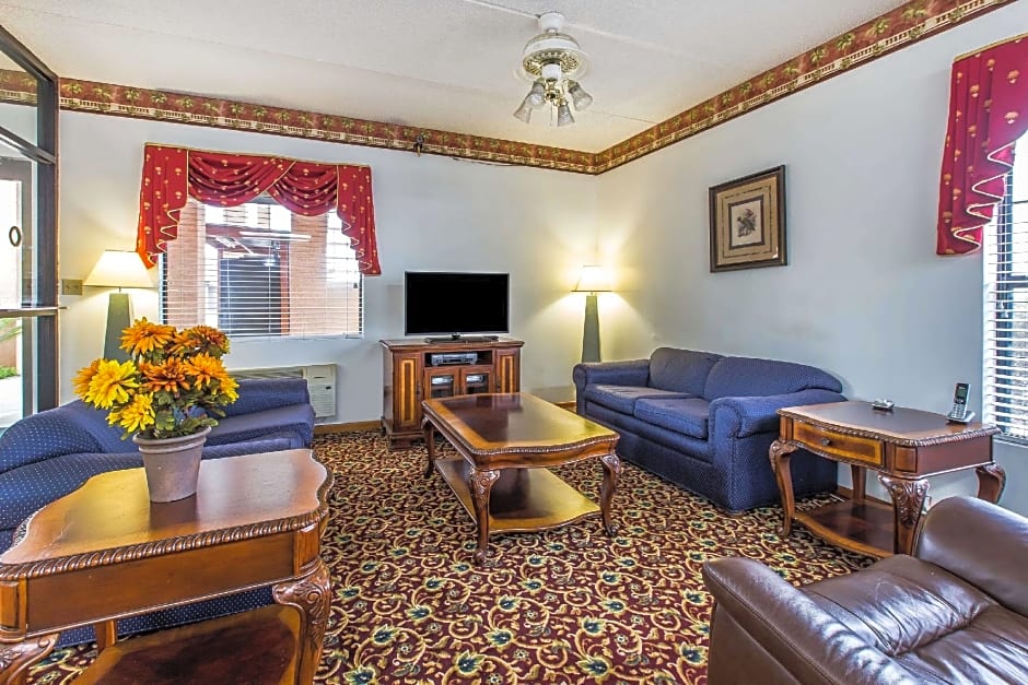 Econo Lodge Inn, & Suites