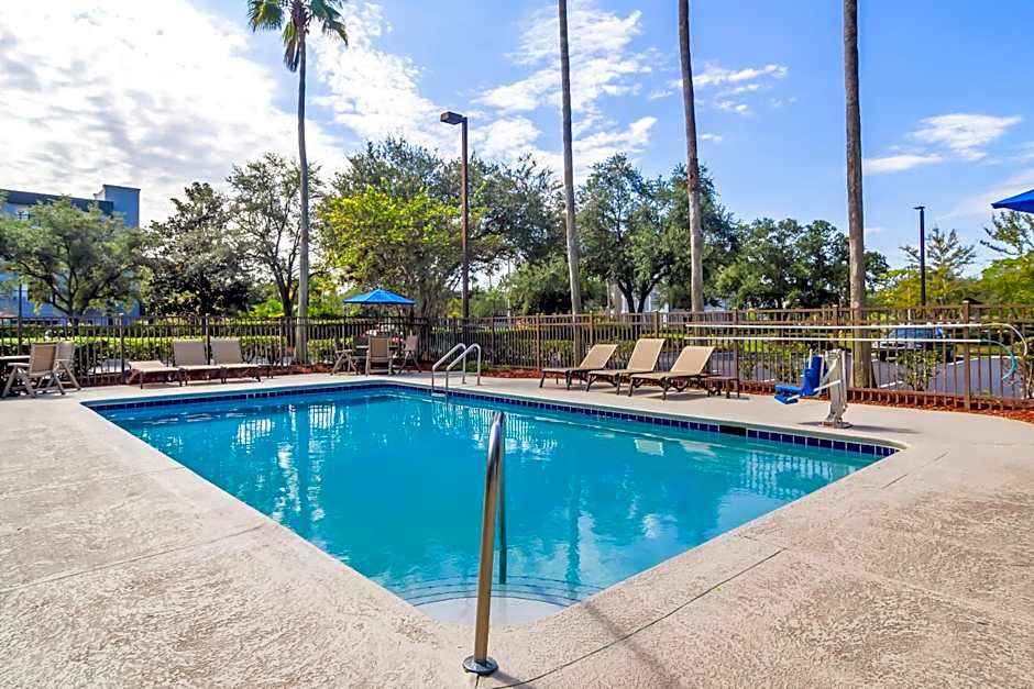 Red Roof PLUS+ Jacksonville - Southpoint