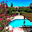 Vineyard Court Designer Suites Hotel