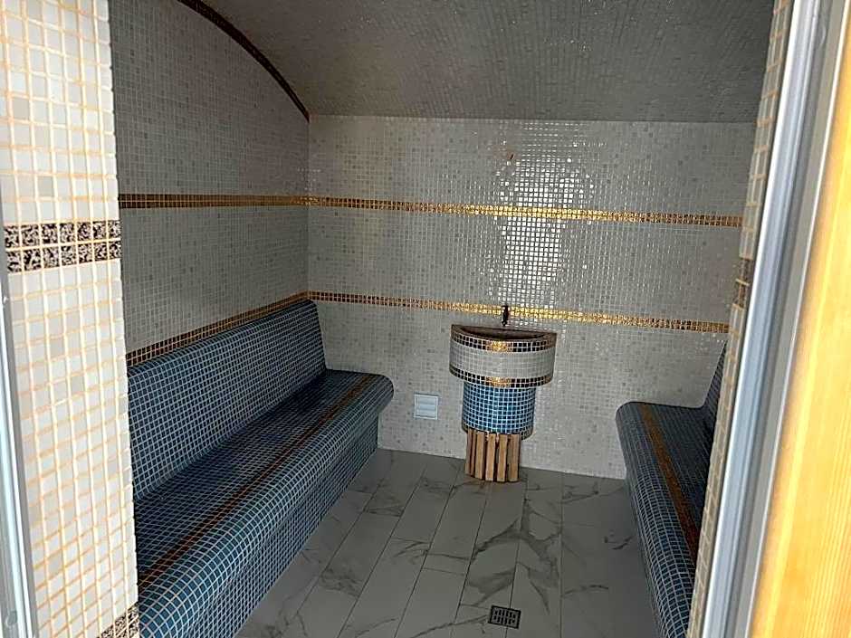 Complex Parc Pini Moinesti