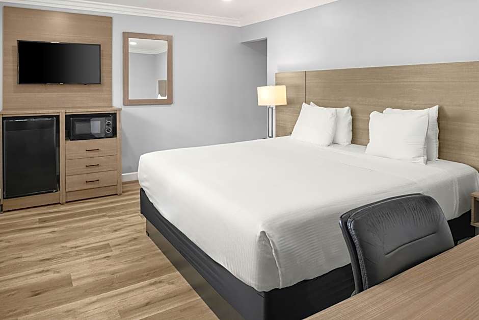 Foto 1 di 8 di 2 Bedroom 1 King Bed Suite