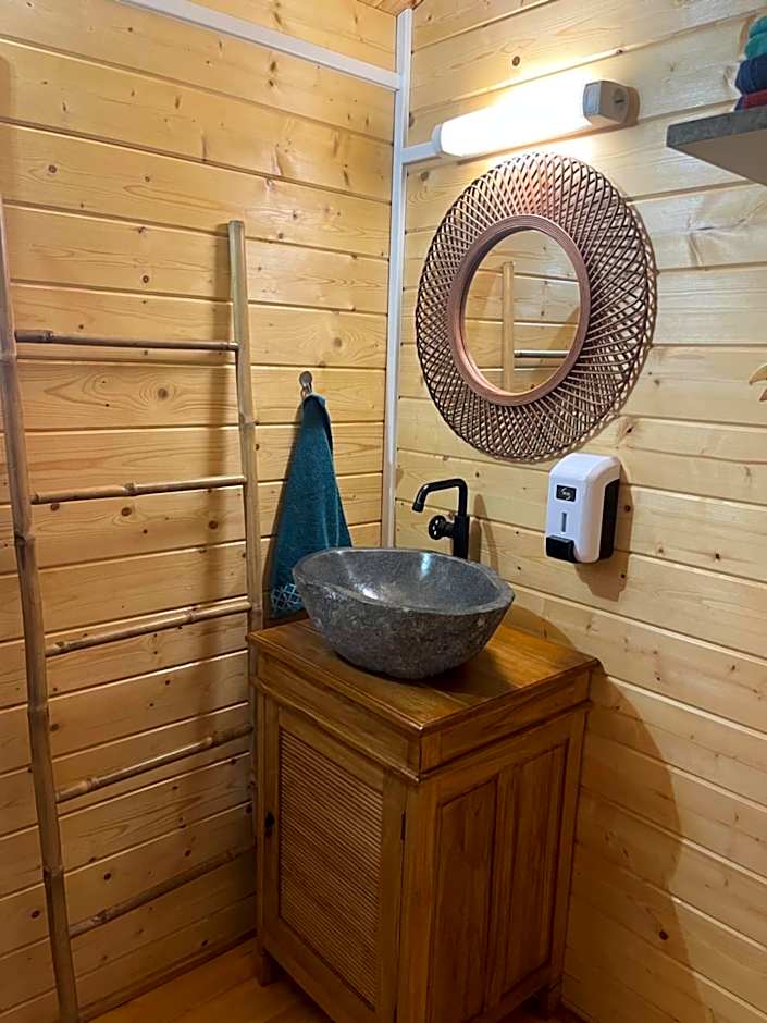 Les Chalets de Marie 974- Jacuzzi SPA privatif dans le chalet , sans vis à vis , vue mer