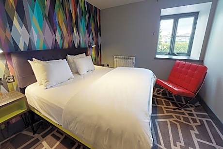 Club Room (FREE GYM & POOL ACCESS)