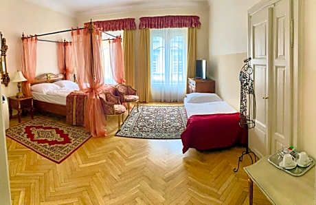 Queen Deluxe Room with Street View