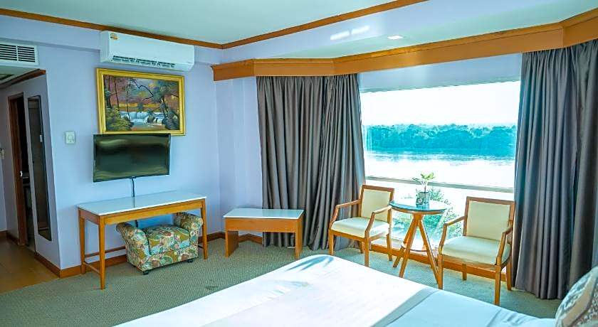 Viangtak Riverside Hotel