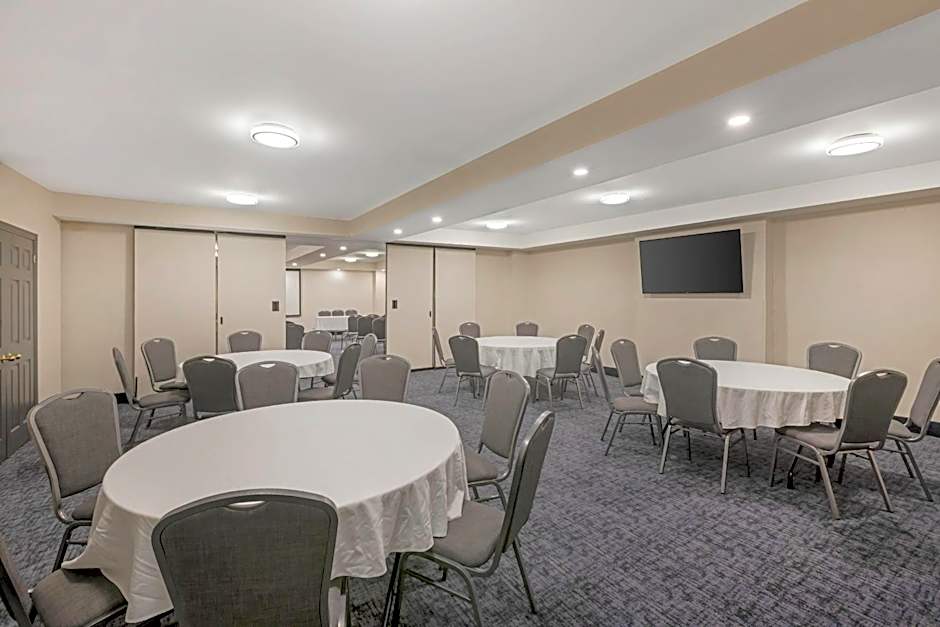 Quality Inn & Suites Oakville