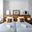 Le Phenix Hotel