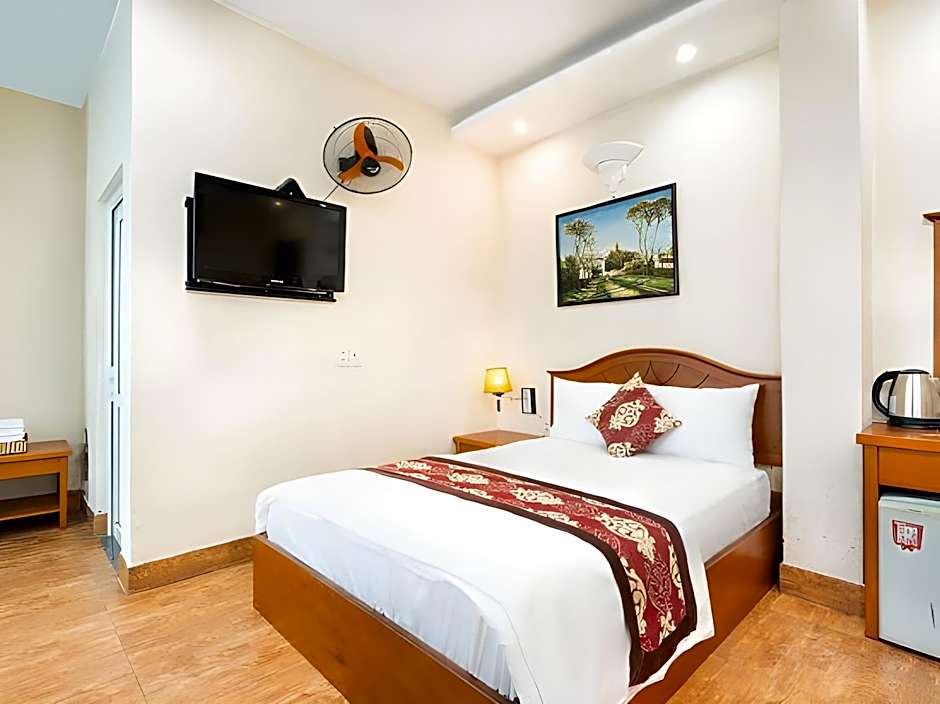 Queen Hotel Saigon Airport