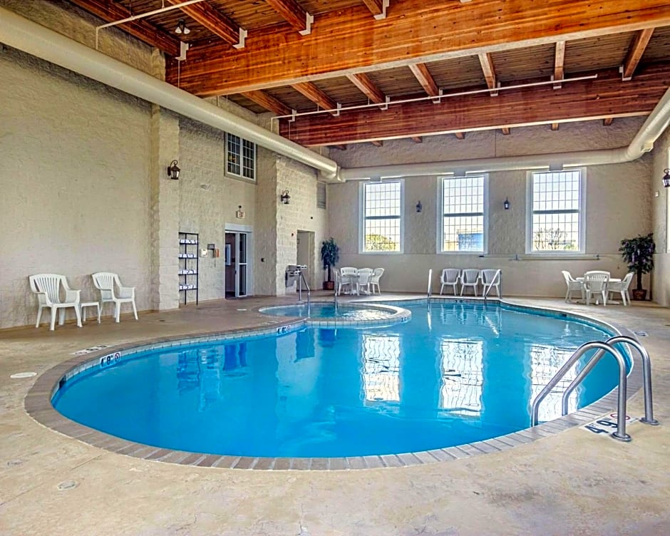 Comfort Inn & Suites Grafton-Cedarburg