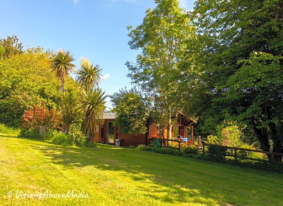 Tudor Lodge with pool & BBQ cabin