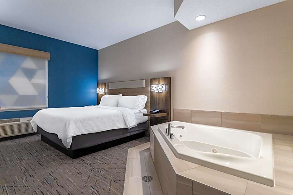 Photo 1 of 6 of 1 King Bed, Jetted Tub