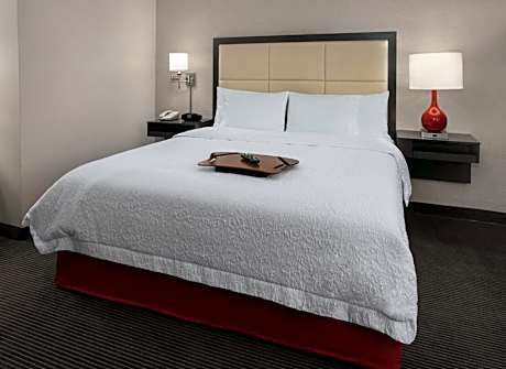 Hampton Inn By Hilton And Suites Milwaukee Downtown