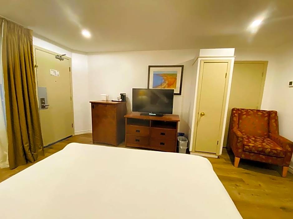 Photo 1 of 3 of 1 Queen Bed