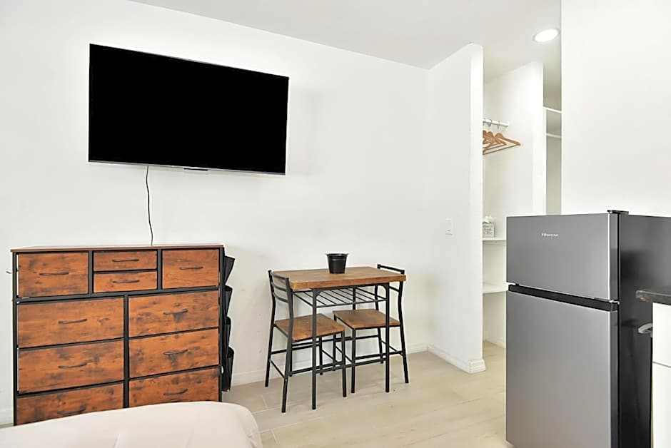Studio Suite Queen Bed Kitchen Walk In Shower #5