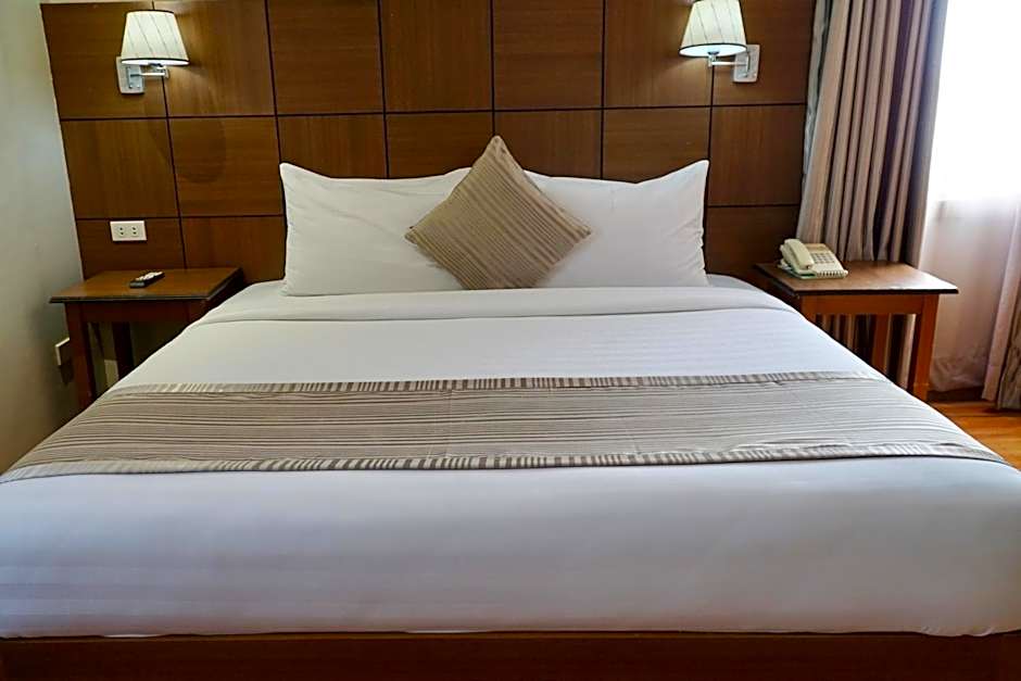 The Pinnacle Hotel and Suites