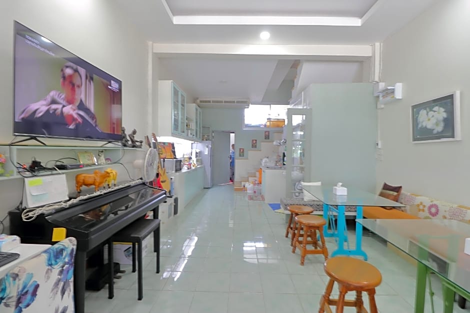 OYO 872 Saen Sabai Hostel