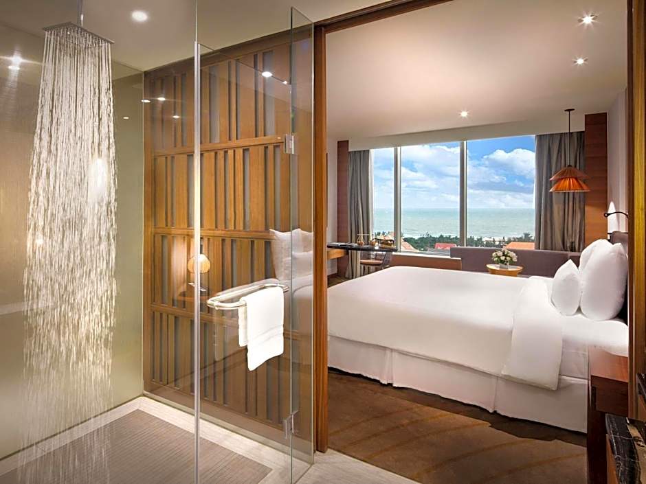 Photo 1 of 7 of Deluxe 1 King Bed, Sea View