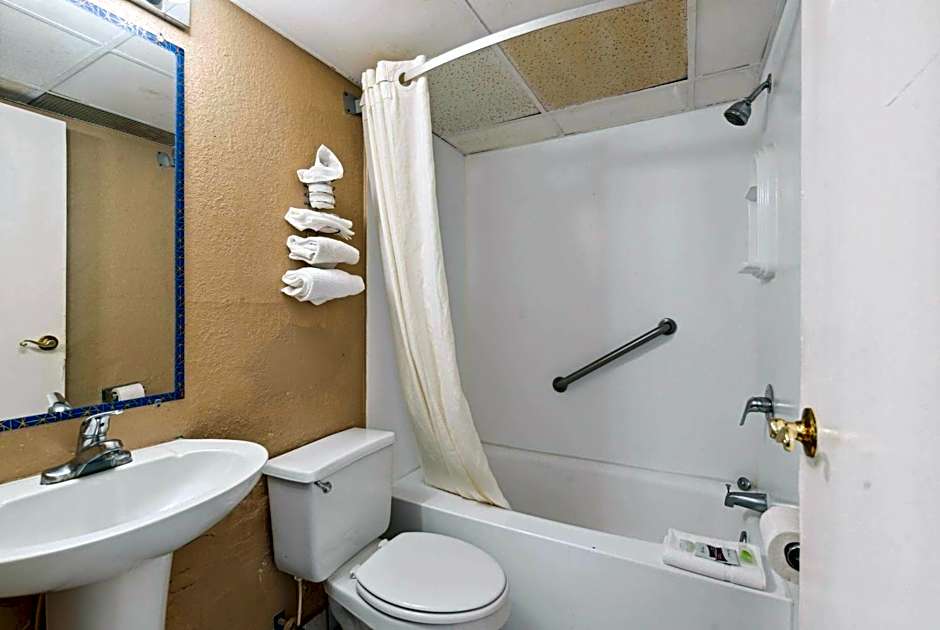 Super 8 by Wyndham Millbury/Toledo