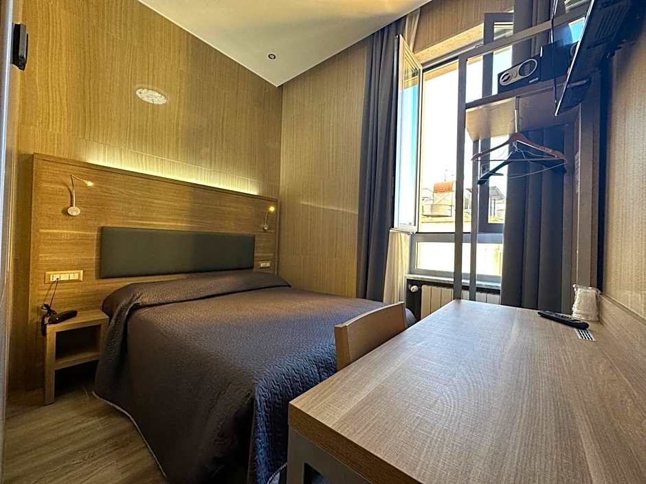 Hotel Midway