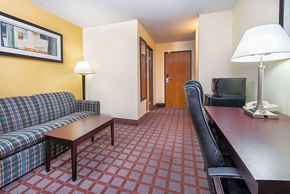 Super 8 by Wyndham Bloomington University Area
