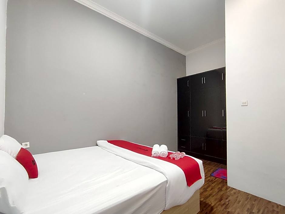 RedDoorz near Graha Saba Buana 2