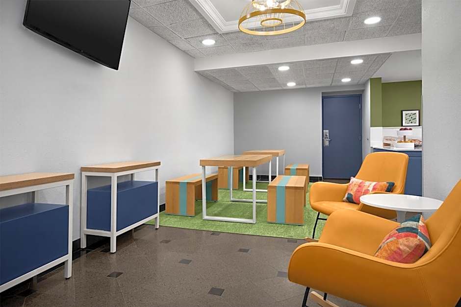 Spark by Hilton Denver East I 70