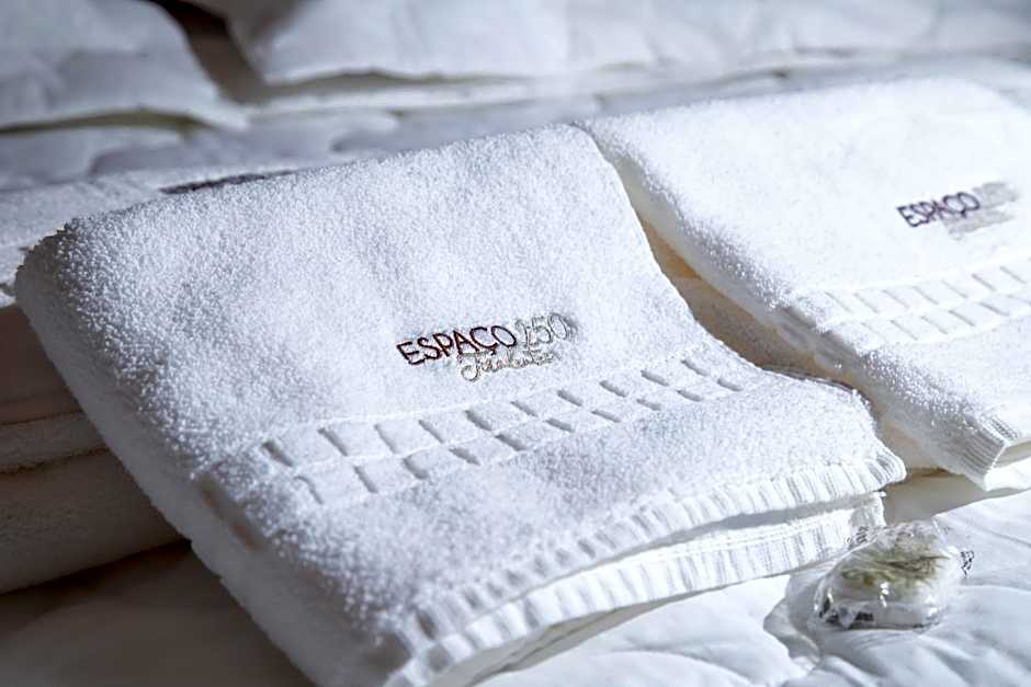 ESPAÇO 250 - Apto mobiliado, 3 quartos, sendo uma suíte, banheiro social, cozinha completa, sala de estar, ar condicionado, tv e internet