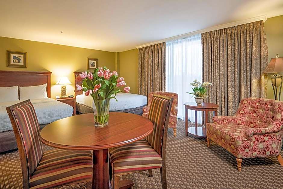 Clarion Collection Arlington Court Suites Hotel