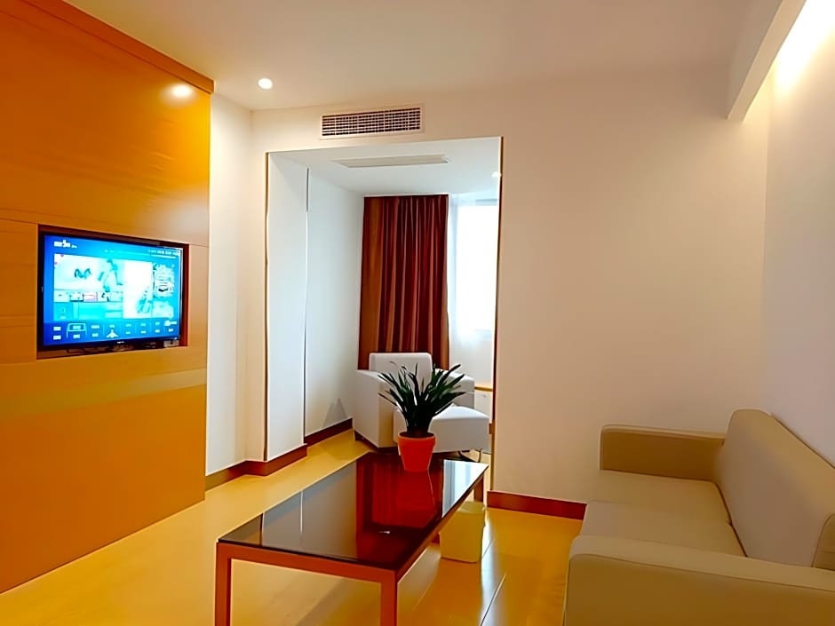 GreenTree Inn Fuyang Technician College