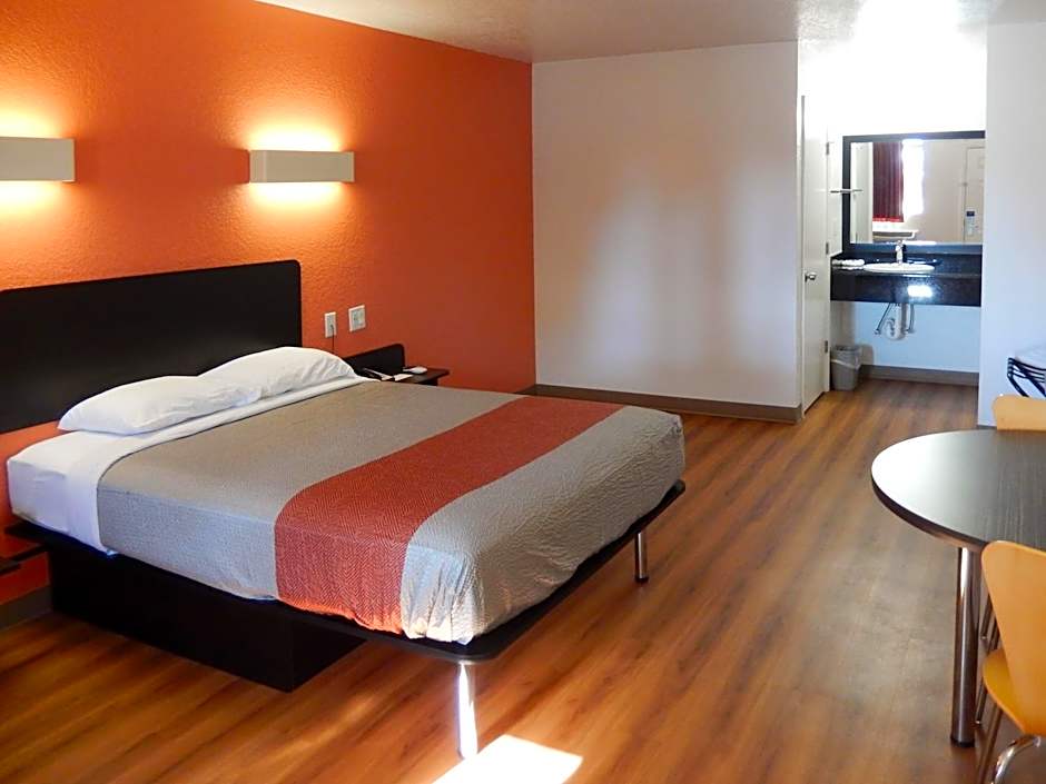 Motel 6-Moultrie, GA