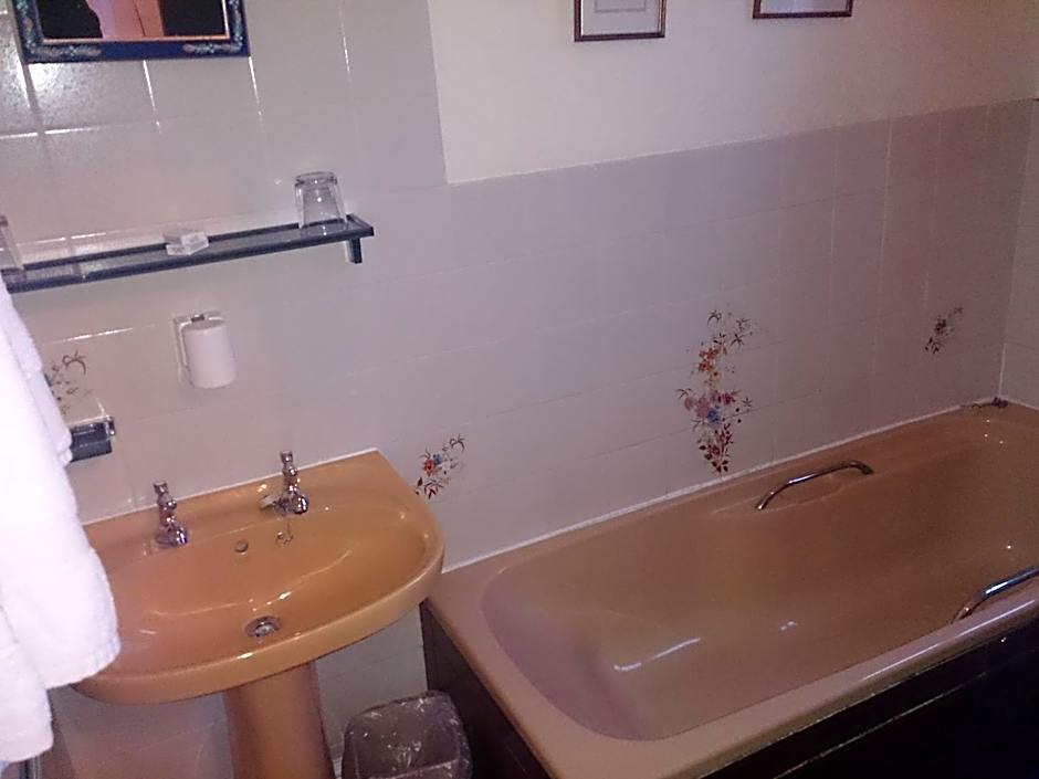 OYO Rose & Crown Hotel