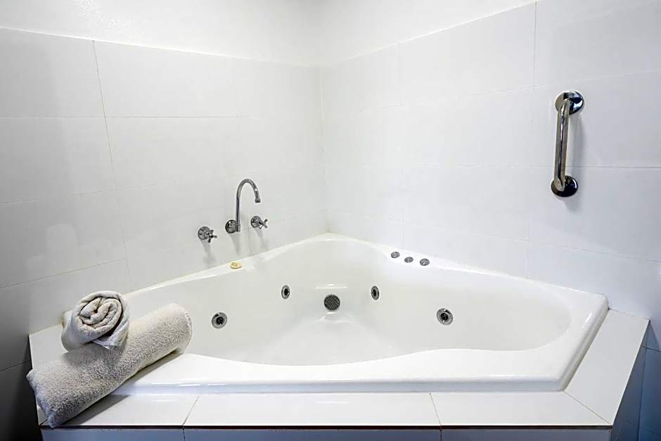 Waves Motel and Apartments formerly Comfort Inn International