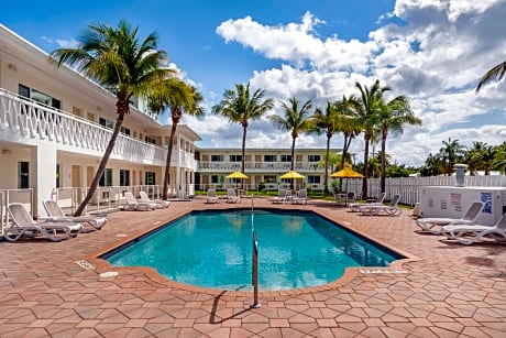 Downtown Hollywood Gardens Inn & Suites