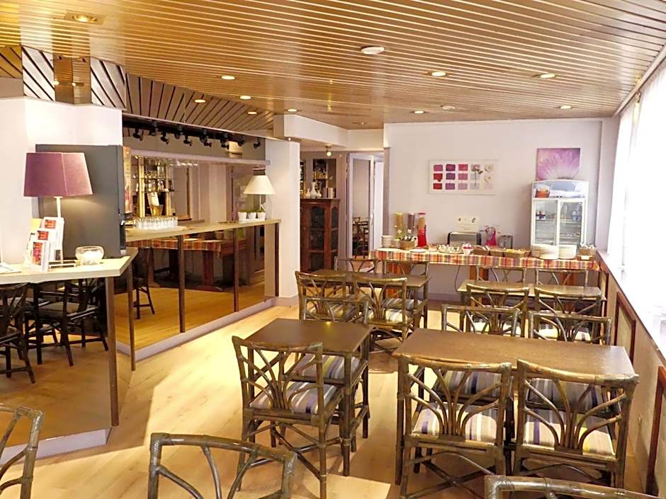 Hotel de l'Orme, Akena