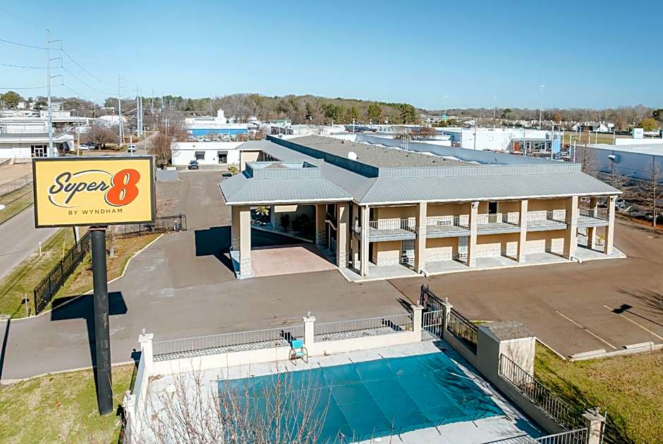 Super 8 by Wyndham Jackson MS Near the Fairgrounds