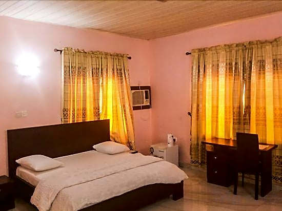 Carabana Hotel & Suites	