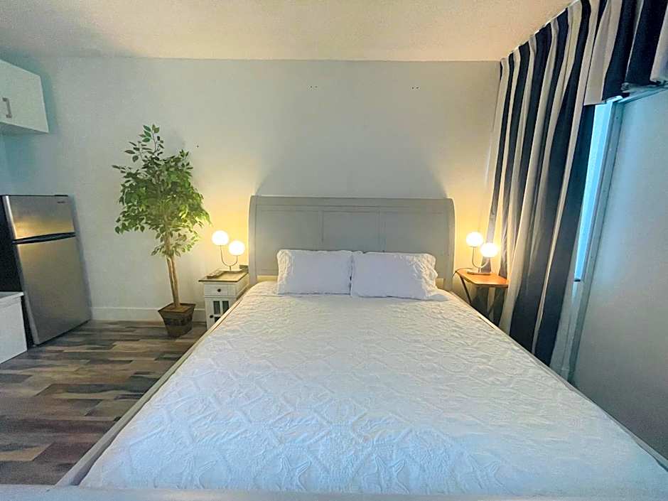 TAMPA BAY, BEACH step away, WIFI, FREE PARKING,POOLS, JACUZZI